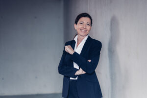 Frau in dunkelblauem Hosenanzug