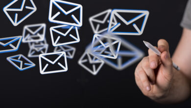 E-Mail-Kuverts, die im Raum schweben