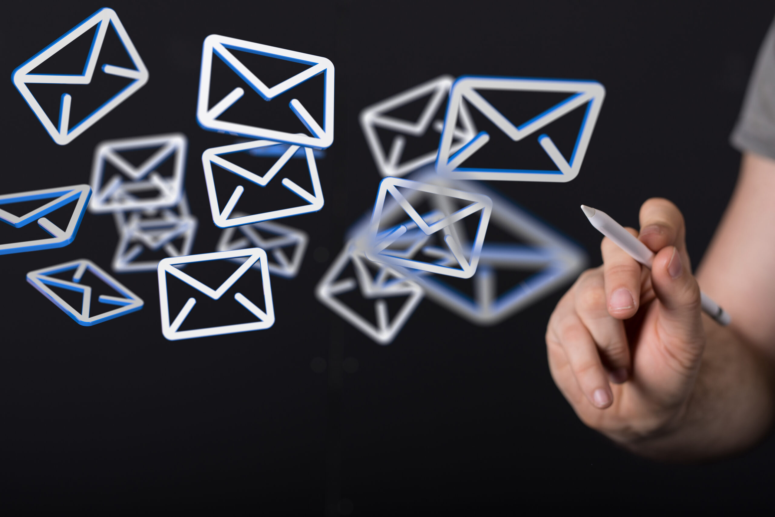 E-Mail-Kuverts, die im Raum schweben