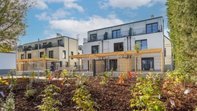 zwei neu errichtete Reihenhäuser