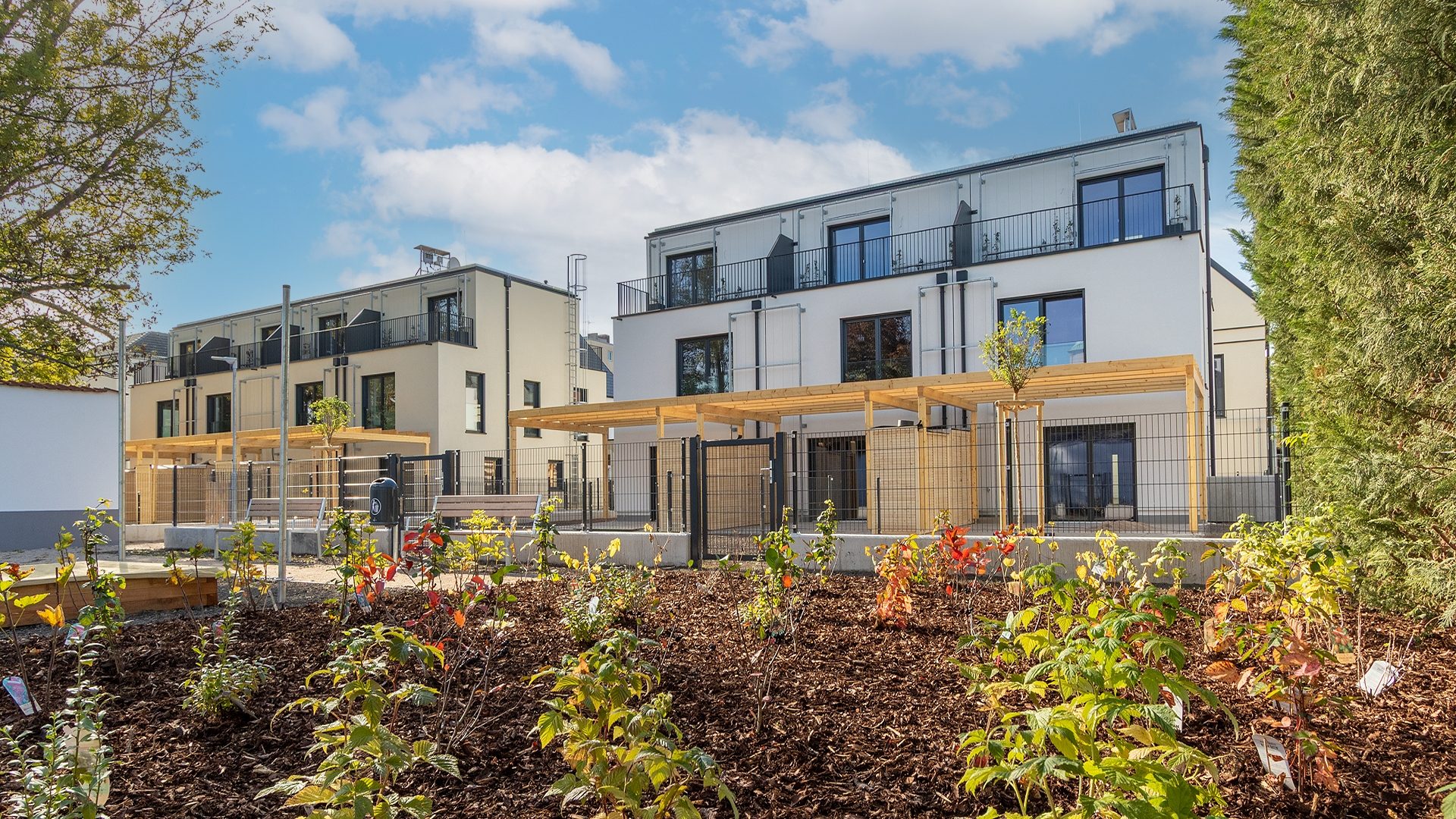 zwei neu errichtete Reihenhäuser