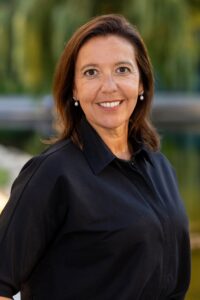 Frau in schwarzer Bluse