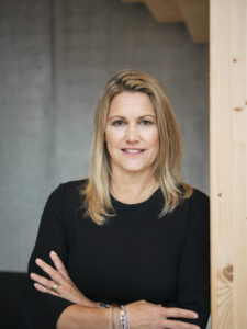 Frau in schwarzer Bluse