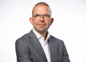 Mann in hellgrauem Anzug