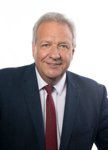 Mann in dunkelblauem Anzug