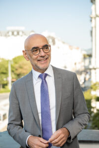 Mann in hellgrauem Anzug