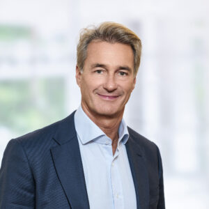 Mann in blauem Anzug