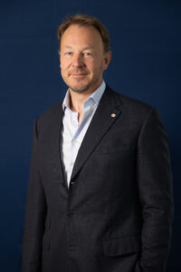 Mann in schwarzem Anzug