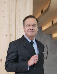 Mann in schwarzem Anzug