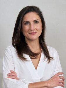 Frau in weißer Bluse