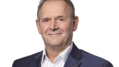 Mann in dunkelblauem Anzug