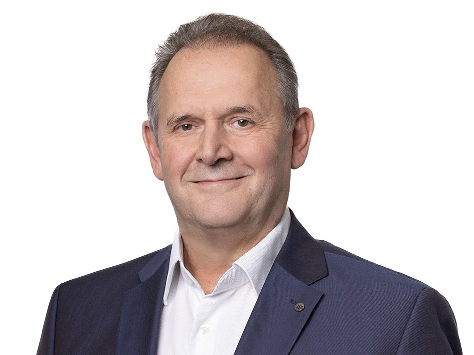 Mann in dunkelblauem Anzug