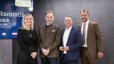 Eine Frau und drei Männer, alle stehend