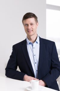 Mann in dunkelblauem Anzug