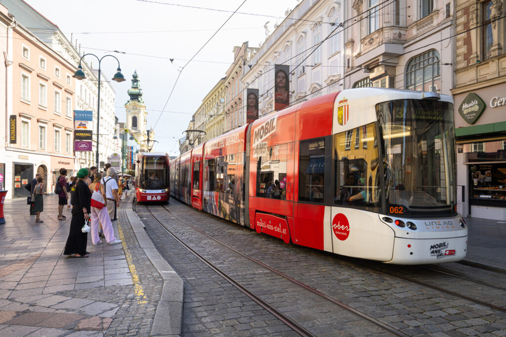 Straßenbahnen fahren auf der Landstraße in Linz, Oberösterreich