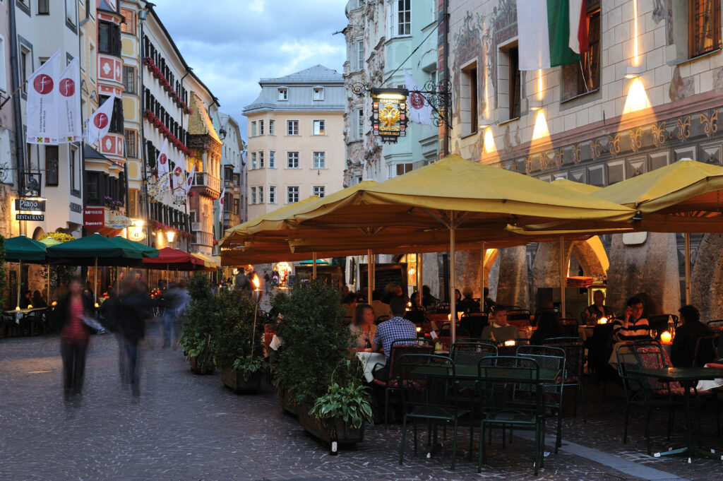 Altstadt Innsbruck mit Gastronomiebetrieben