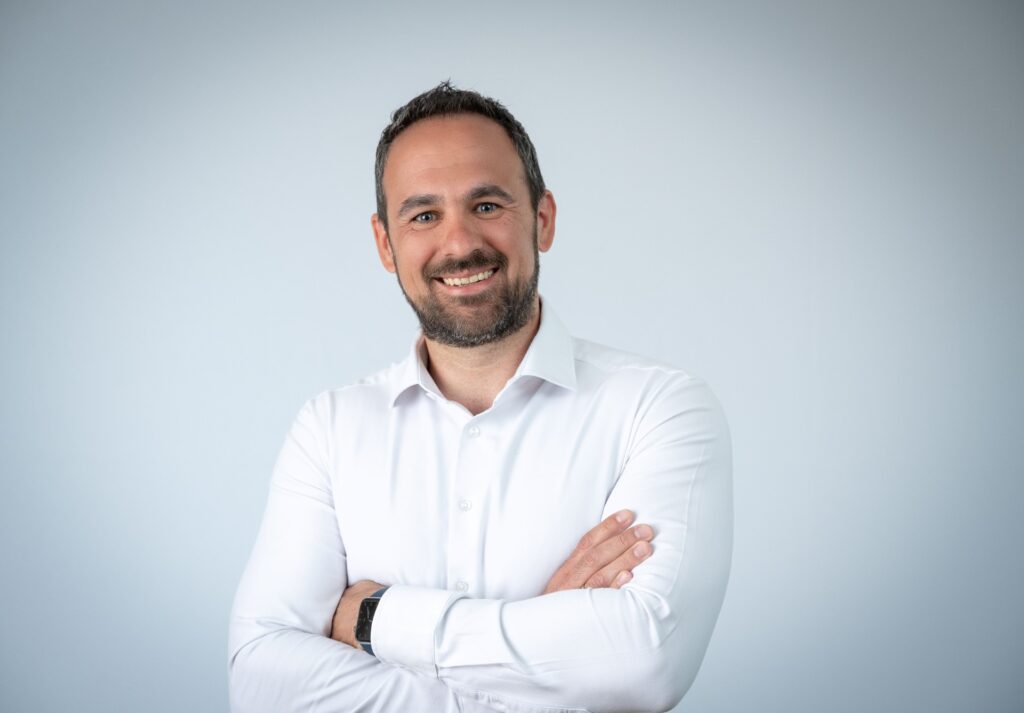 Mann in weißem Hemd