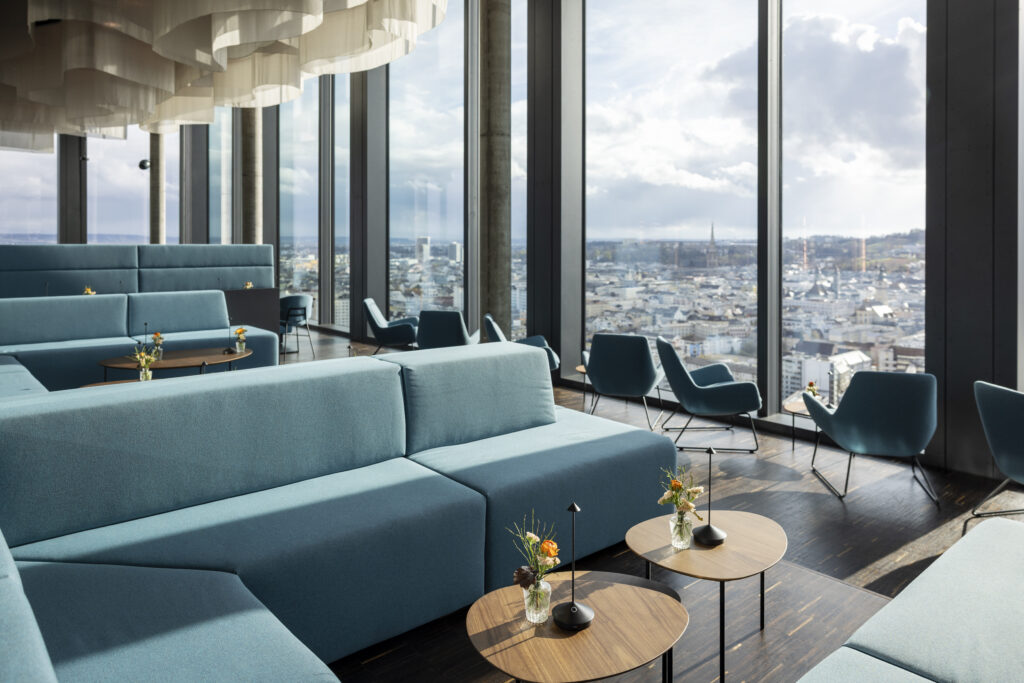 Gastronomiebereich im 27. Stock, das „Q27“, mit Restaurant, Bar, Lounge und Terrasse.