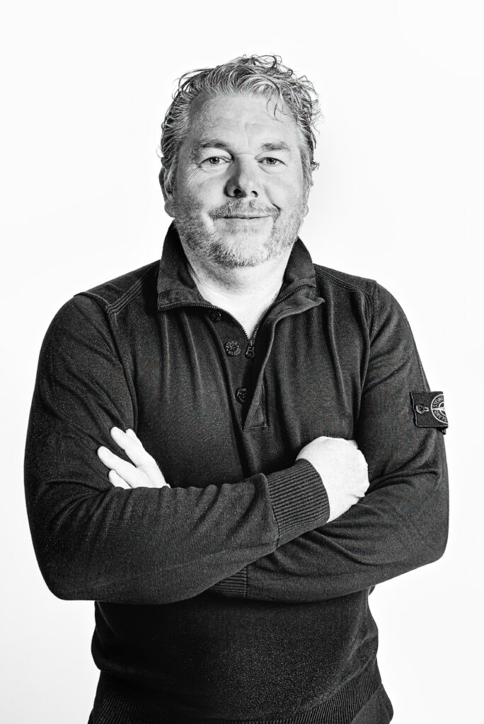 Mann in schwarzem Pullover