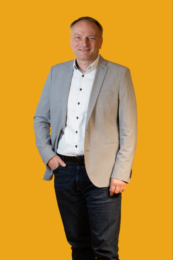 Man in grauem Jackett und schwarzer Hose