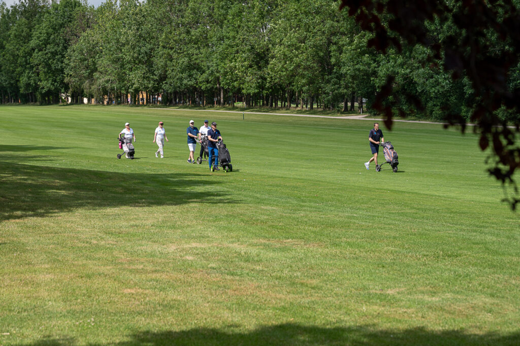 Golfplatz mit Spieler*innen.