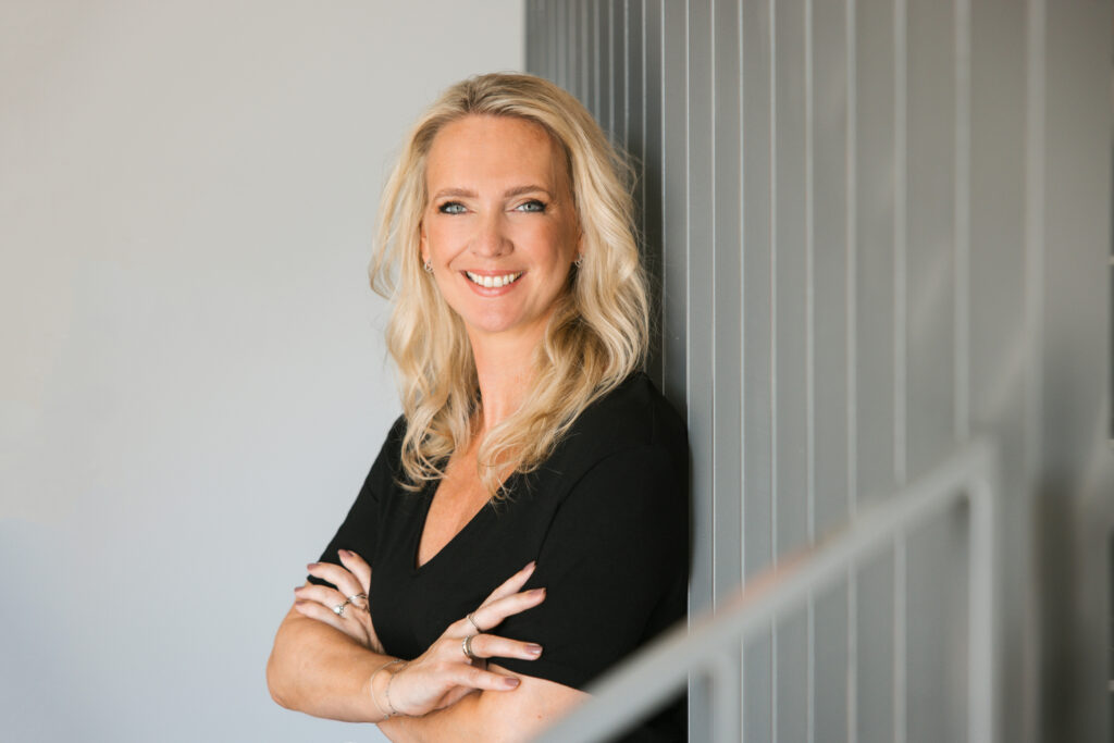 Frau in schwarzem Kleid