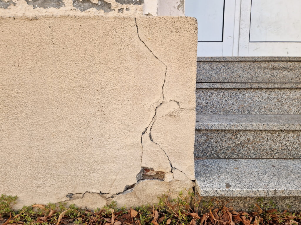 Riss in der Fassade eines Altbaus