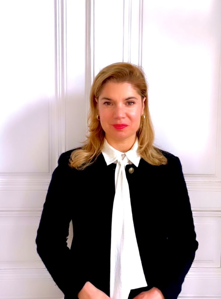 Frau in schwarzem Blazer und weißer Bluse
