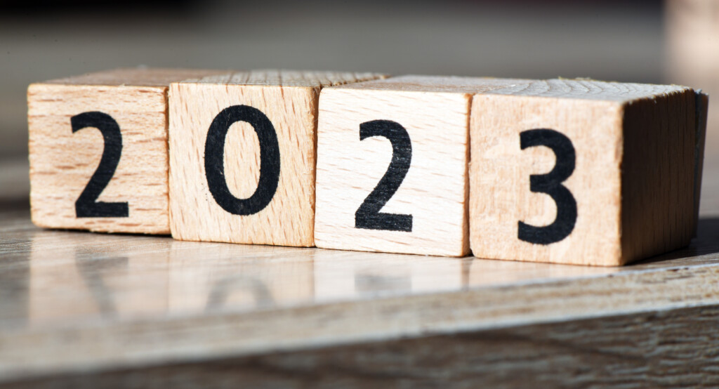 Holzwürfel, die "2023" bilden